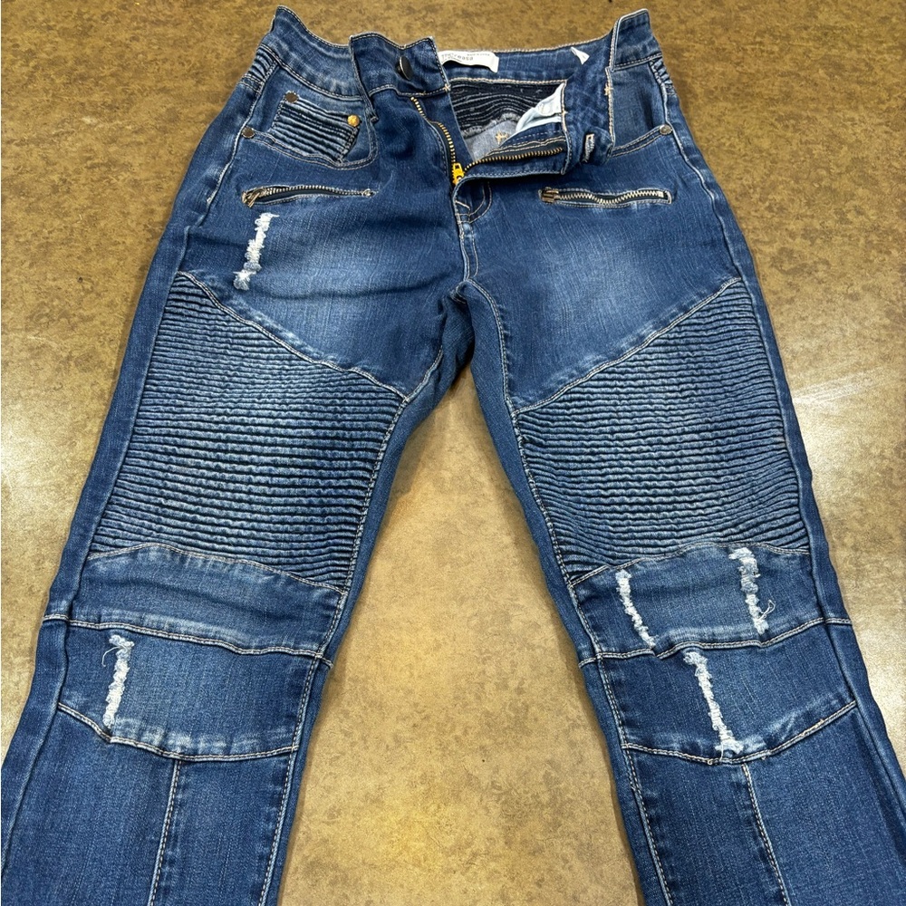 ThCreasa denim collection jeans